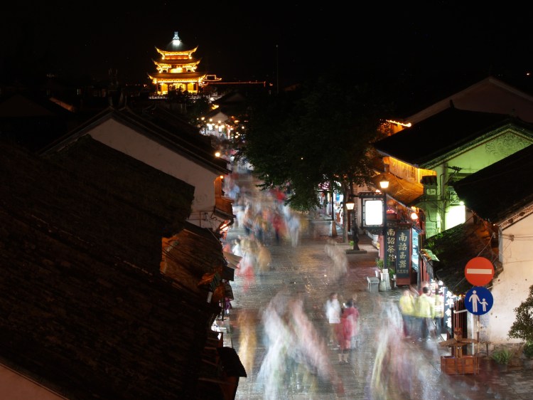 dali-city-gates-at-night