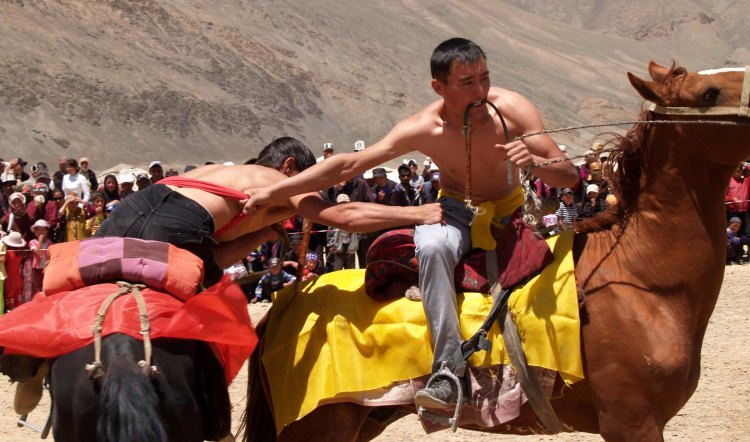 oodarysh-horseback-wrestling